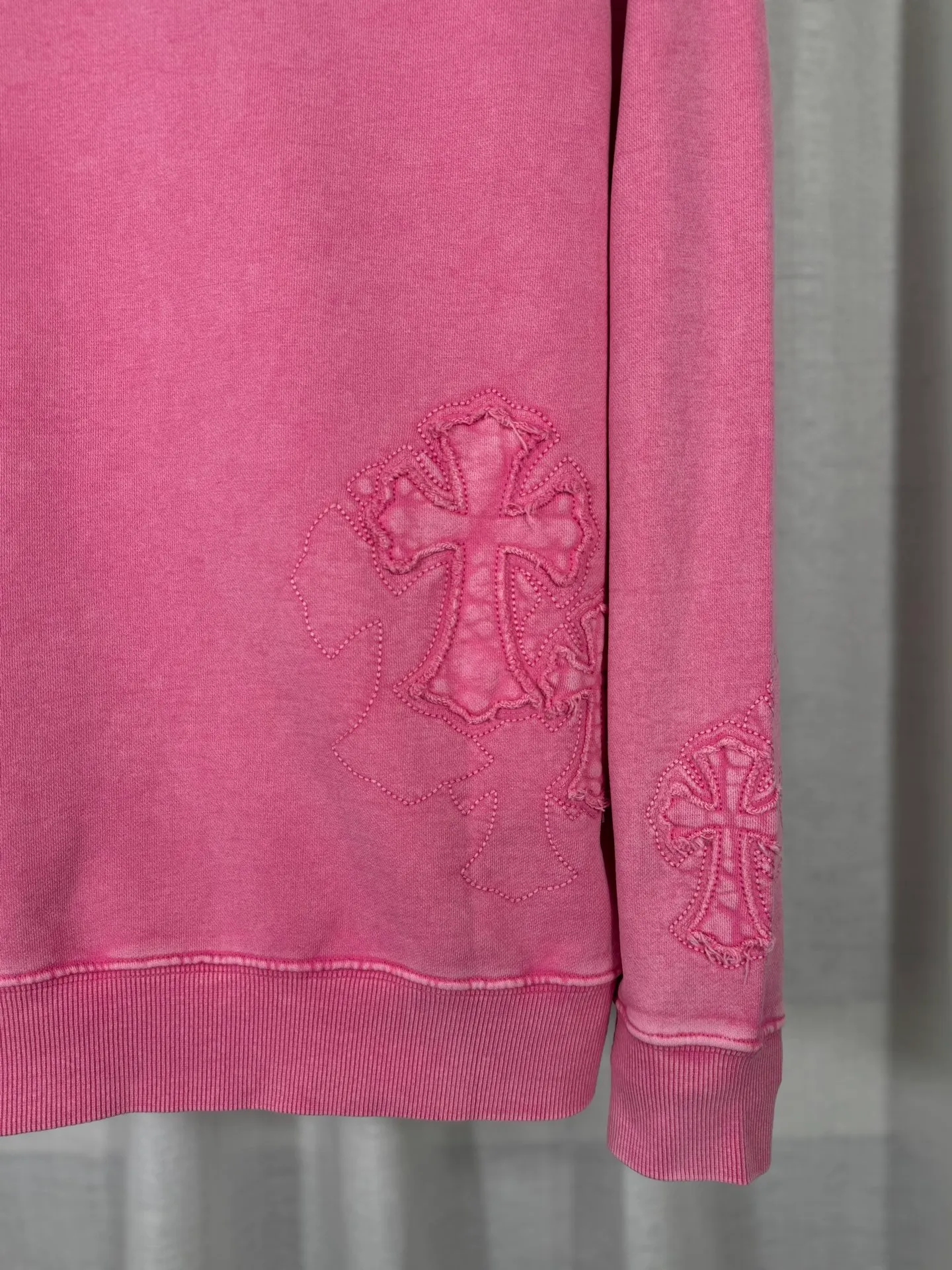 P260 top version, real shot without P, ​​different from market currency) 𝗖𝗵𝗿𝗼𝗺𝗲 𝗛𝗲𝗮𝗿𝘁𝘀/Cro Heart 2025 washed patch embroidery autumn and winter new original single counter American laser burnt 3D three-dimensional color embroidered couple casual sweatshirt 👑The highest version! Customized fabric 430g tripe terry fabric! American acid-washed and distressed original fabric laser burnt ✟appliqué embroidery and exquisite embroidery of letters! The best-selling model in the counter, very comfortable to wear. Accessories: original molded and authenticated collar label➕100% silk wash label. Genuine purchase-grade original hangtag➕matching hanging rope➕3D hanging beads➕original packaging bag. Craftsmanship: The original version has consistent wiring! The highest version of the armhole matching technique! Color: Pink Black Size: S M L XL Style No.: 9311